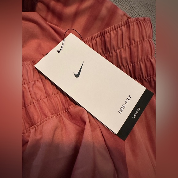 Nike Women’s Large Shorts 🩳 NWT - Picture 2 of 6